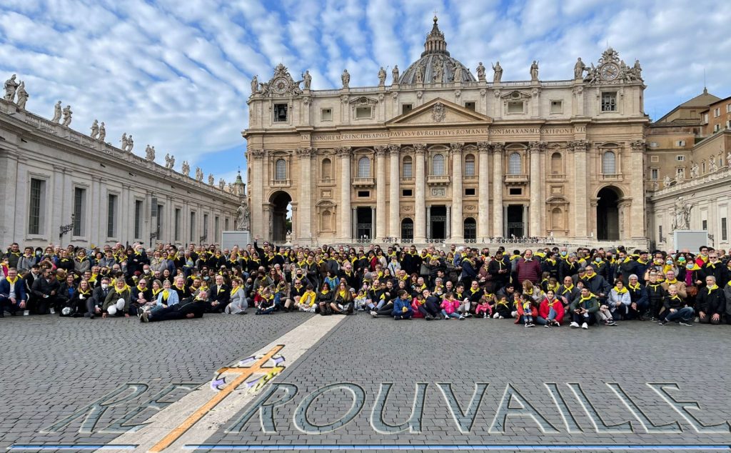 Circa 600 membri dell'associazione Retrouvaille International e Retrouvaille Italia in piazza San Pietro